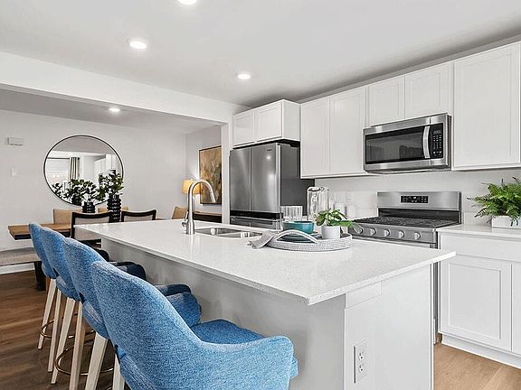 3rd image of 483 Cressmoor Blvd