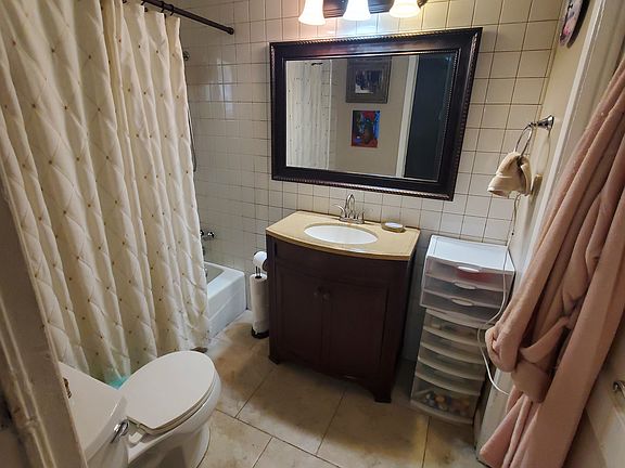 5th image of 920 N Gage Ave