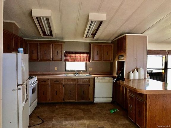 3rd image of 22 Schneller Ln
