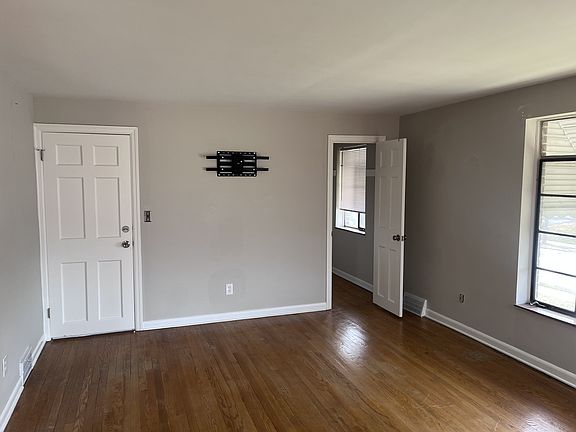 Living room

*TV mount included