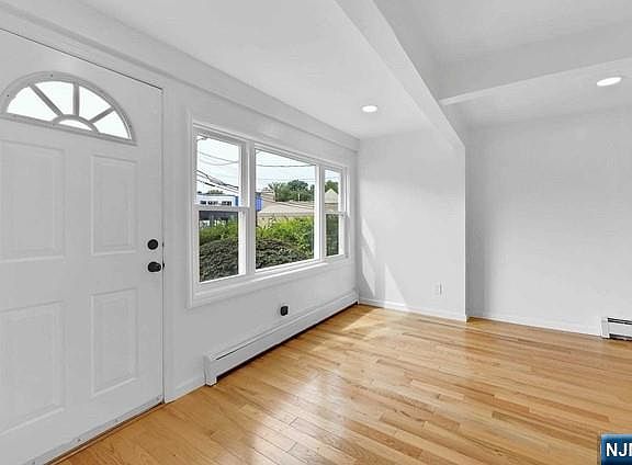 3rd image of 25 Allen St