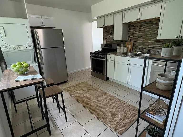 602 E Railroad St — Photo 3