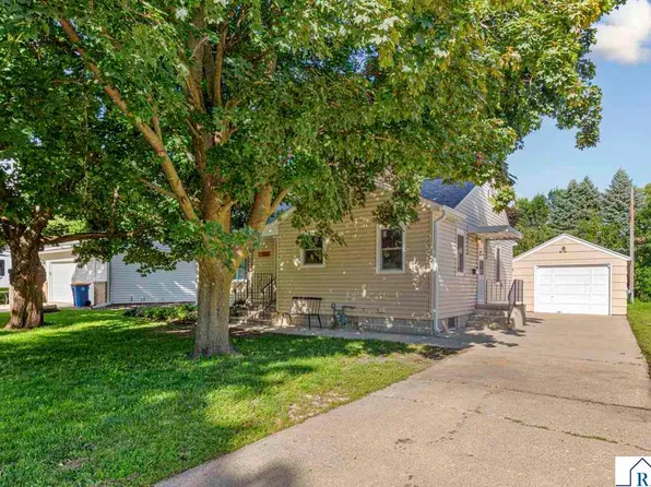 1031 Grandview Ave, Owatonna, MN 55060