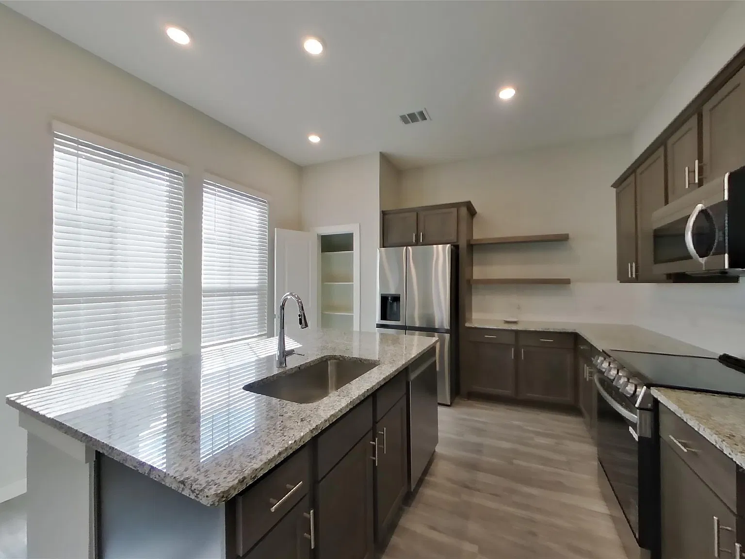 3 bed, 2.5 bath, 1464 sqft, $2,299 — Photo 4