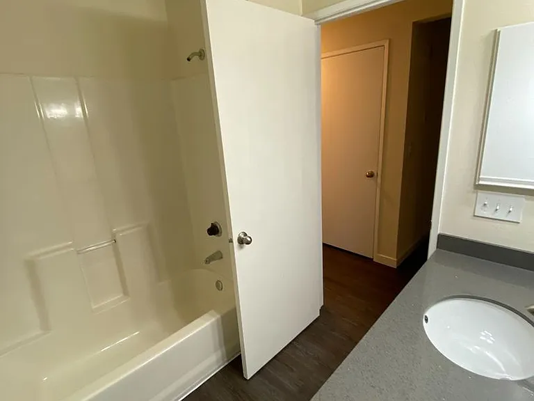 Daniels Apartments — Photo 32
