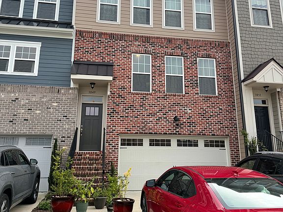 2nd image of 1049 Lathrop Ln