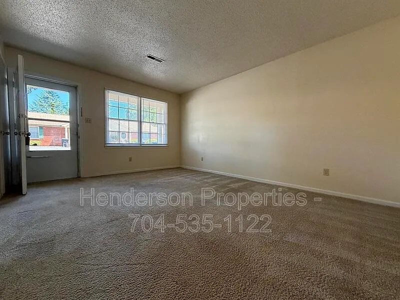 2 bed, 1.0 bath, 865 sqft, $1,250 — Photo 3