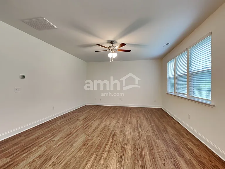 208 Gregory Dr — Photo 7