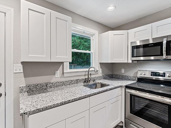 5th image of 708 Jewell Ave