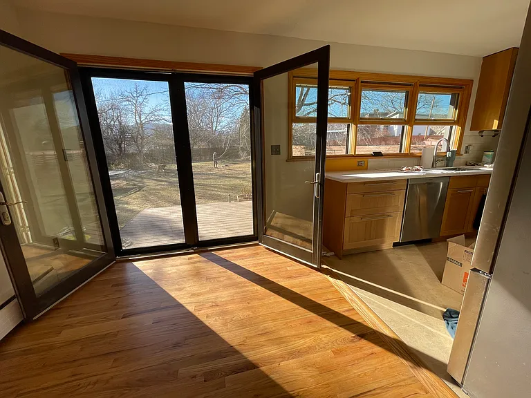 Dinking room space to kitchen and backyard