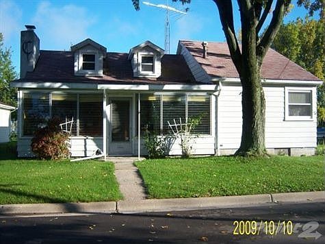 1st image of 834 Robertson St