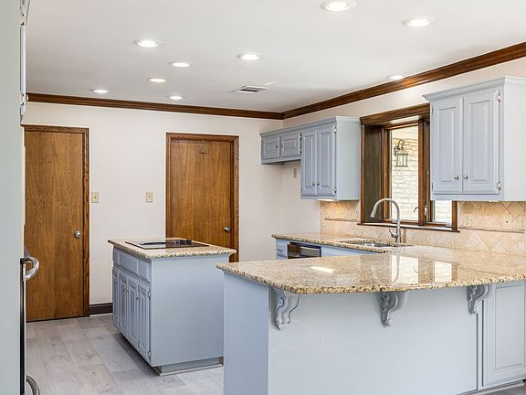 4th image of 9900 Winding Oak Cir