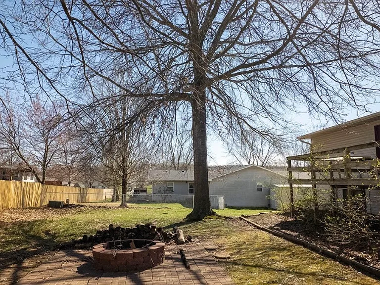 1910 Katherine Dr — Photo 9