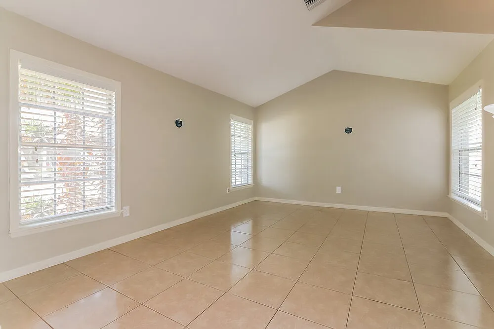 3 bed, 2.0 bath, 1729 sqft, $2,315 — Photo 3