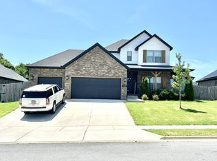 671 Maplewood Dr, Centerton, AR 72719