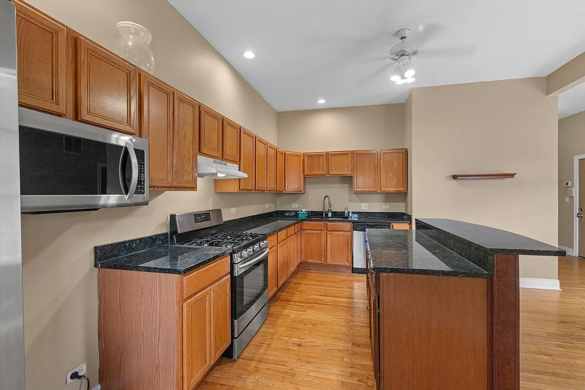 2 bed, 1100 sqft, $2,723 — Photo 4
