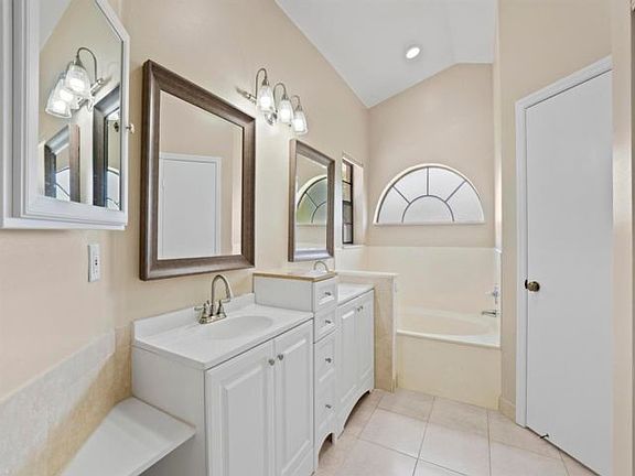 4th image of 4480 Sherwood Forest Dr