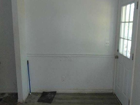 3rd image of 311 Old Farm Rd