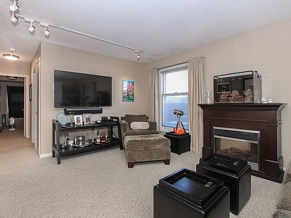 3rd image of 2109 Glouchester Dr