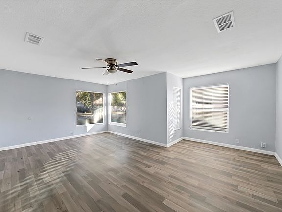 3rd image of 809 Hackamore St