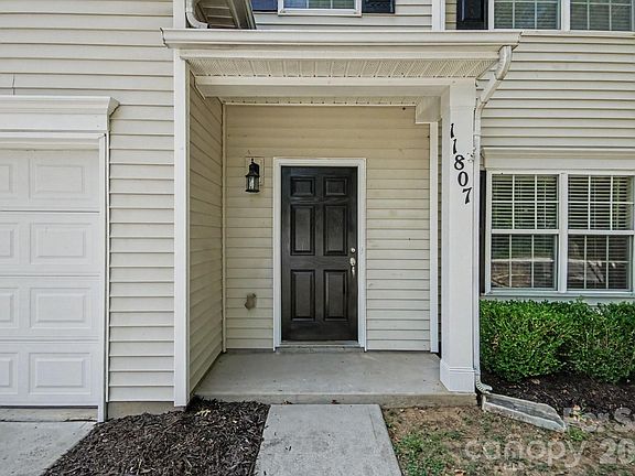 3rd image of 11807 Oak St