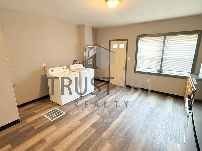 1533 S Allison St — Photo 4