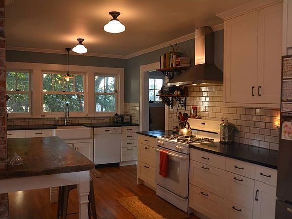 Kitchen (remodeled in 2015). Dishwasher, garbage disposal,