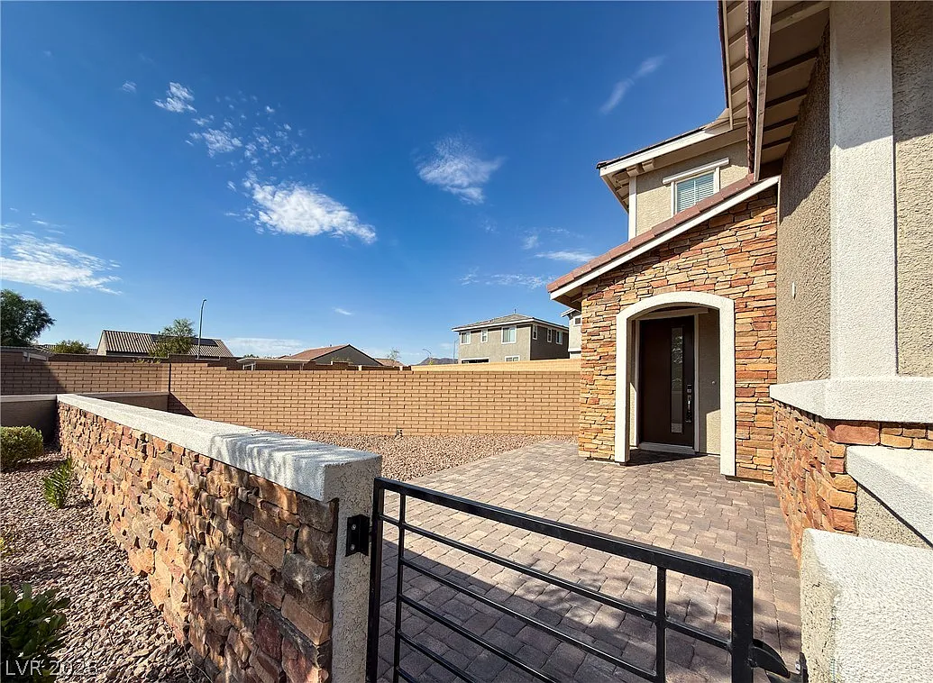 5 bed, 3.0 bath, 2413 sqft, $2,995 — Photo 4