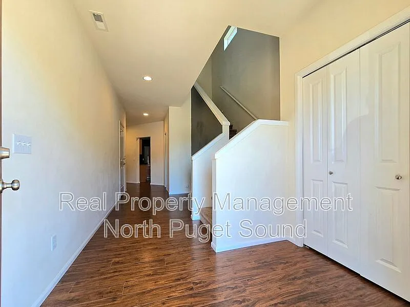5 bed, 3.0 bath, 2425 sqft, $3,395 — Photo 3
