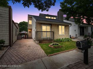208 Green Valley Rd, Staten Island, NY 10312