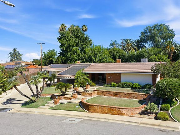 3rd image of 1912 Country Club Dr