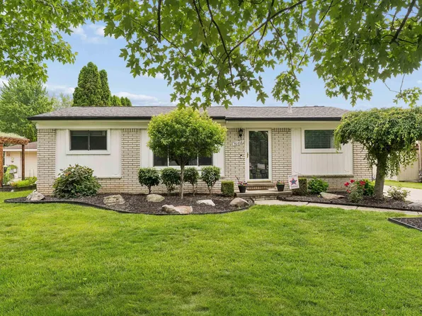 50408 Spruce Dr, Chesterfield, MI 48047