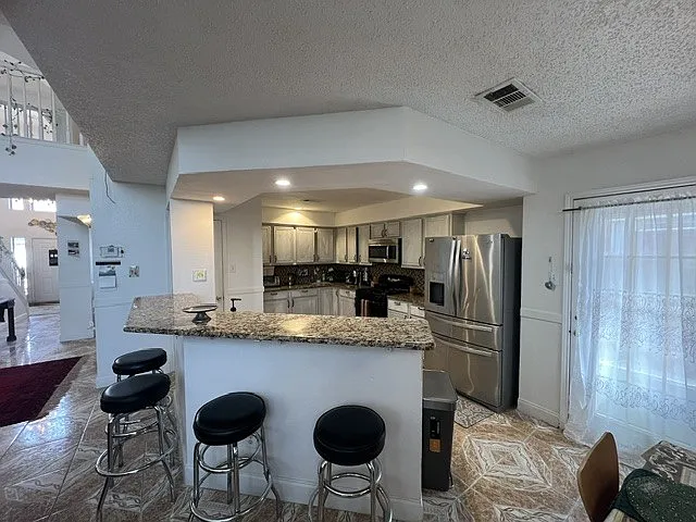 6 bed, 2.5 bath, 3990 sqft, $3,500 — Photo 2