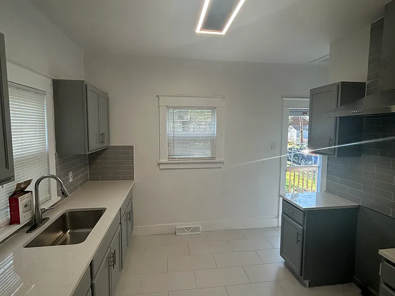 415 S Harrison St — Photo 2