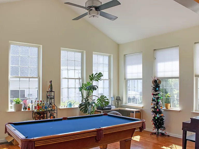 455 Phillips Ln — Photo 4