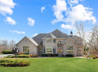 W306N2643 Woods Edge Ct, Pewaukee, WI 53072