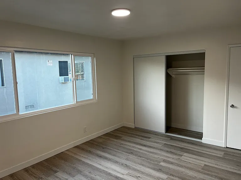 205 E Acacia St #C — Photo 8