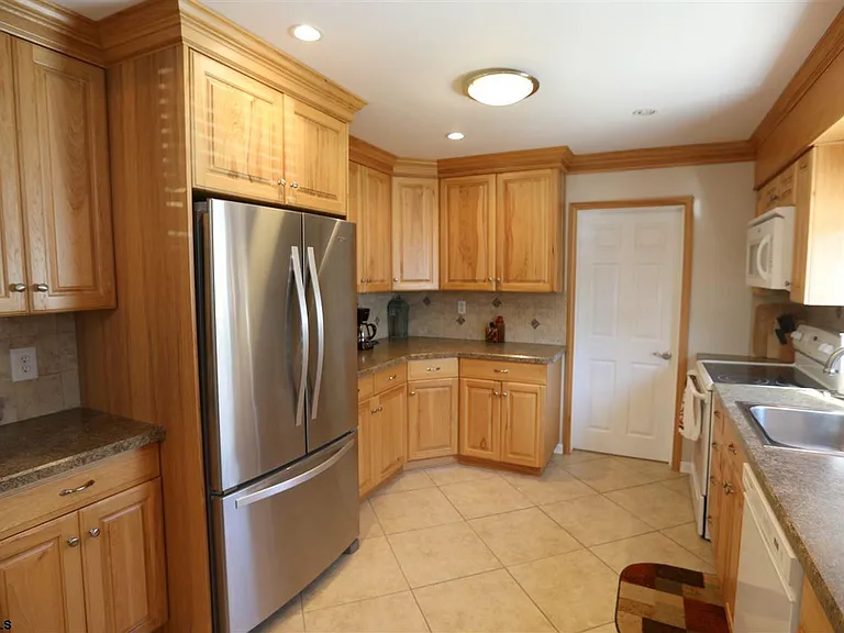 411 N Delavan Ave — Photo 12