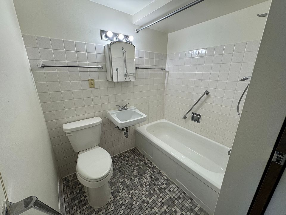 2nd image of 26XX Park Ave S #201