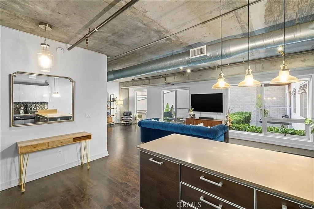 2 bed, 1020 sqft, $2,700 — Photo 3