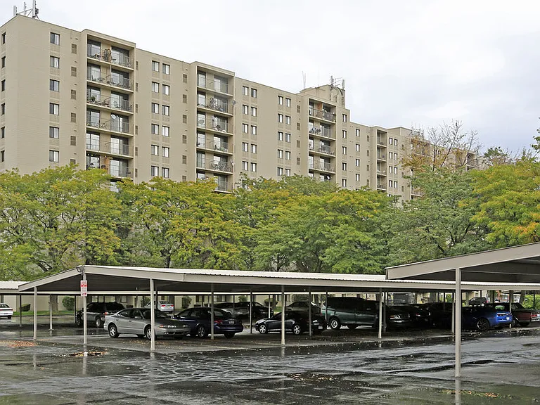 METRO TOWER APARTMENTS — Photo 20