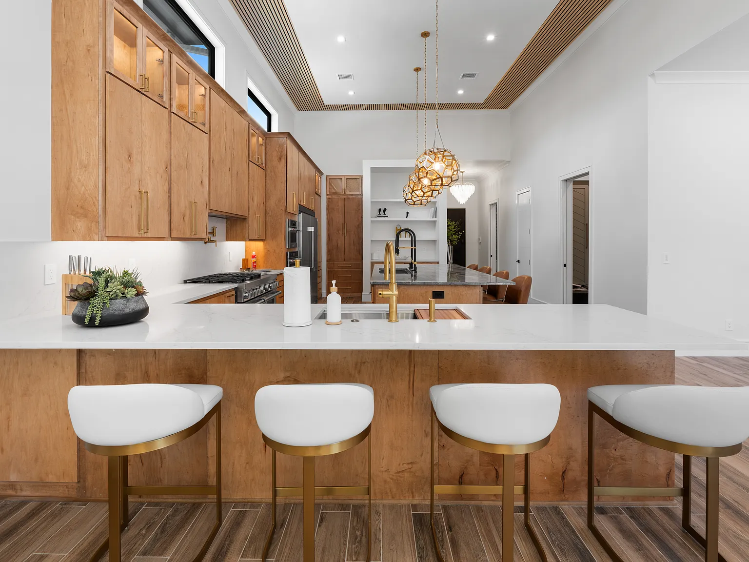 5 bed, 5.5 bath, 5575 sqft, $40,000 — Photo 3