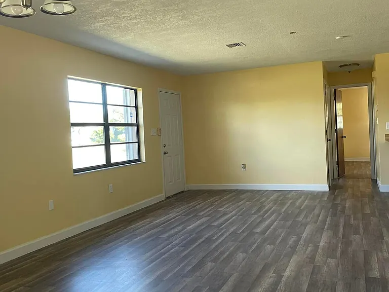 955 Lake Dr E — Photo 4