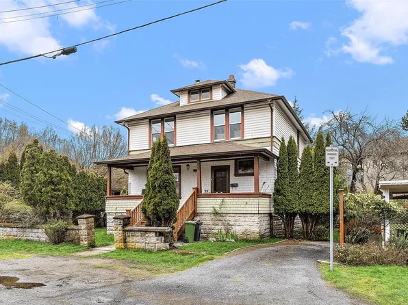 1950 Granite St, Victoria, BC V8S 3G1