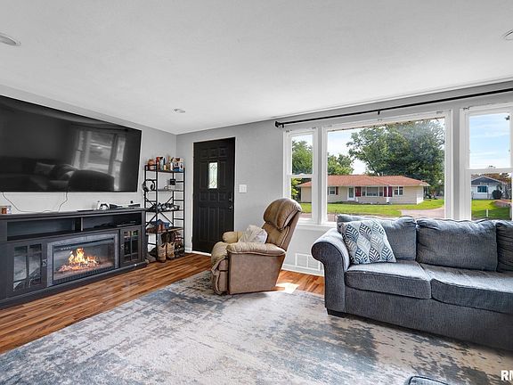 3rd image of 203 Elmhurst Dr