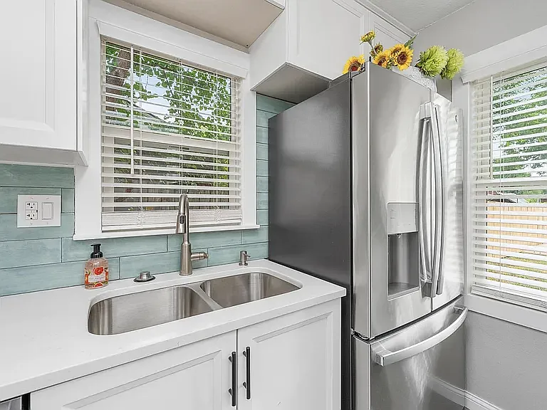 2314 S Alameda Pl — Photo 2