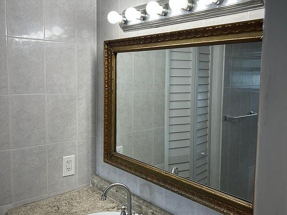 5th image of 909 NW 30th Ct APT 5