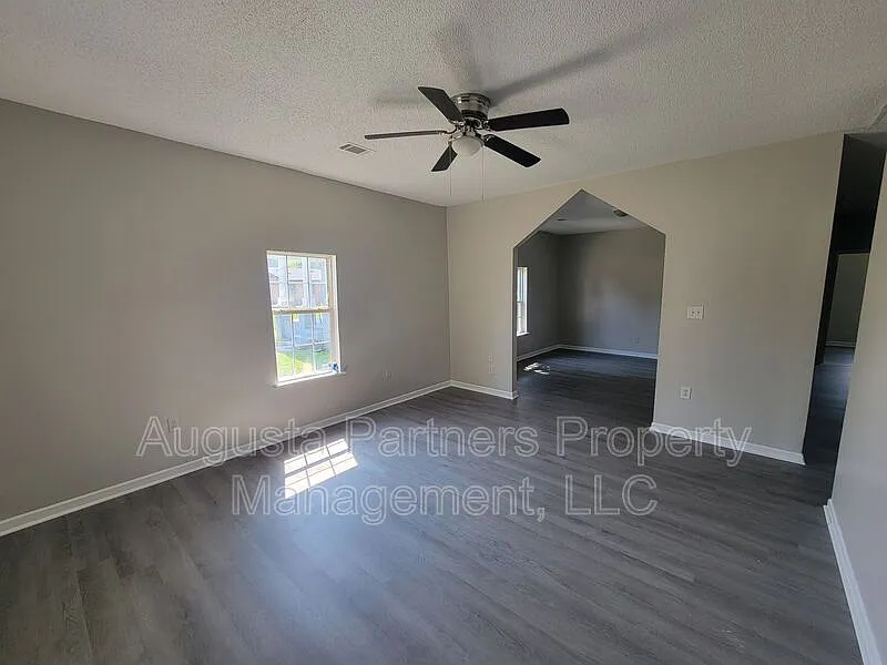 3 bed, 2.0 bath, 1218 sqft, $1,285 — Photo 3
