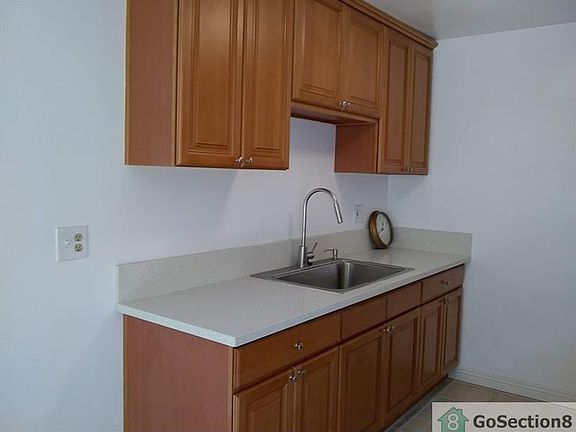 5th image of 470 Silverwood Ave