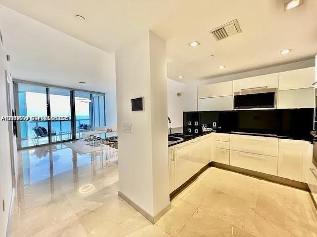 Jade Ocean Condo — Photo 2